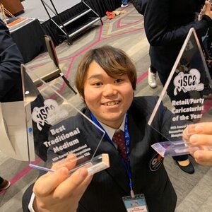【快挙！】卒業生が似顔絵世界大会（アメリカ・テネシー州）で2部門優勝！