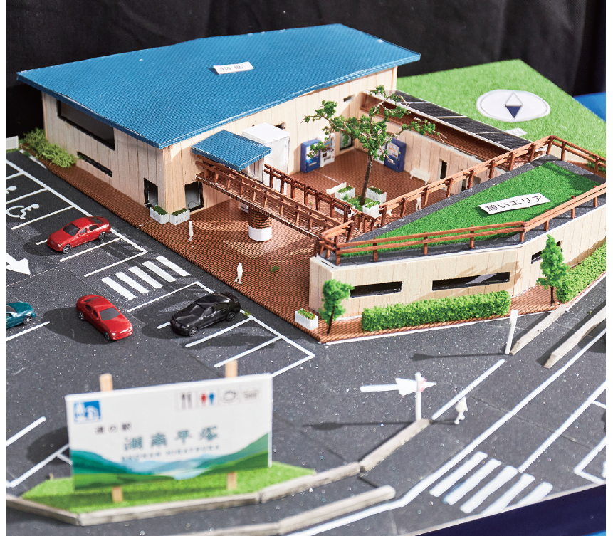 卒業制作2025_佳作賞|【広く深まる魅力】プランニングからとても苦戦しました。その土地に合ったプランニングやゾーニングをやっとの思いで作り上げました。、自動販売 機の制作や自分でロゴを1から考えて作ったり、紙ヤスリやポス カで道路を作ったりする工程など現実味を出す作業は特に楽し かったです。