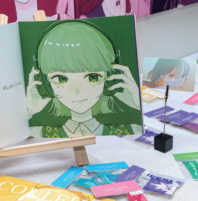 卒業制作2025_優秀賞｜【色】みなさん好きな色はありますか？私は「色」をテーマに、おしゃ れした女の子たちを制作しました。私はおしゃれをする時には必 ずカラフルな色、好きな色を一色は入れます。身につけていると 気持ちが明るくなるんですよね。自分自身に自信がもてる、そん な思いと、私の作品を見て、おしゃれしたいな、24色もある色か ら好きな色を見つけて欲しい！という思いが込められています。