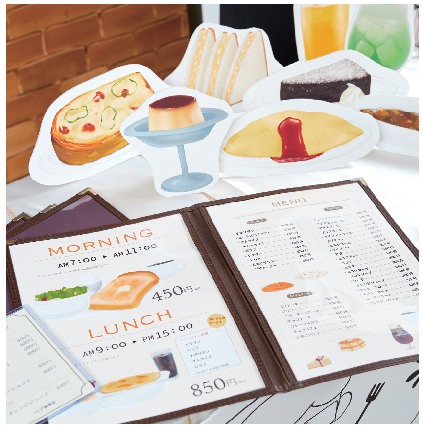 卒業制作2025_佳作賞|【ベア純喫茶】大きな作品から細かな作品まで、それぞれ雰囲気にあった舞台 演出を作るのは大変でした。 好きを崩さず、ひとつの形にまとめられて良かったです。