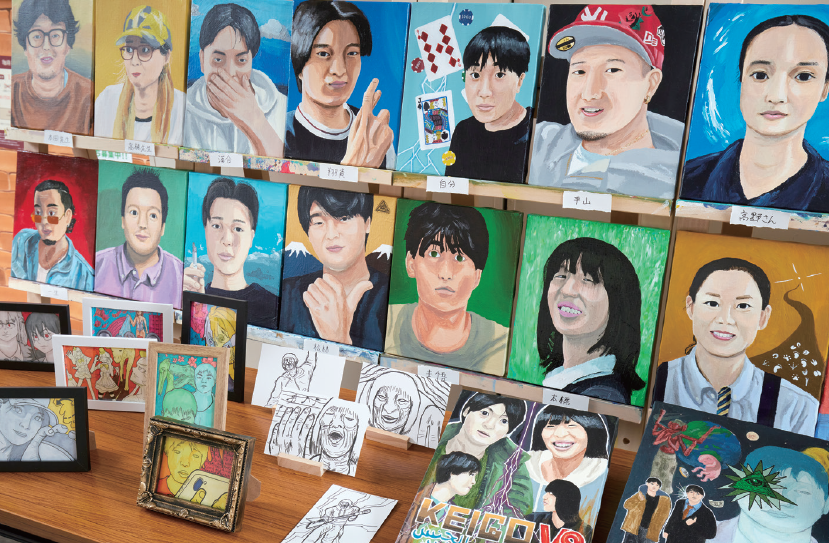 卒業制作2025_佳作賞|【それぞれの個人名+それぞれのタイトル】ガッシュとポスカで作品を描きました。 実力が上達して背景や陰影が入れれるようになりました。 最初の悩みは誰を描くかでした。友達や先生、自分が感謝している人や好きだと思っている人を選びました。ガッシュで18人そして発表までの間コピックで6人 描きました。