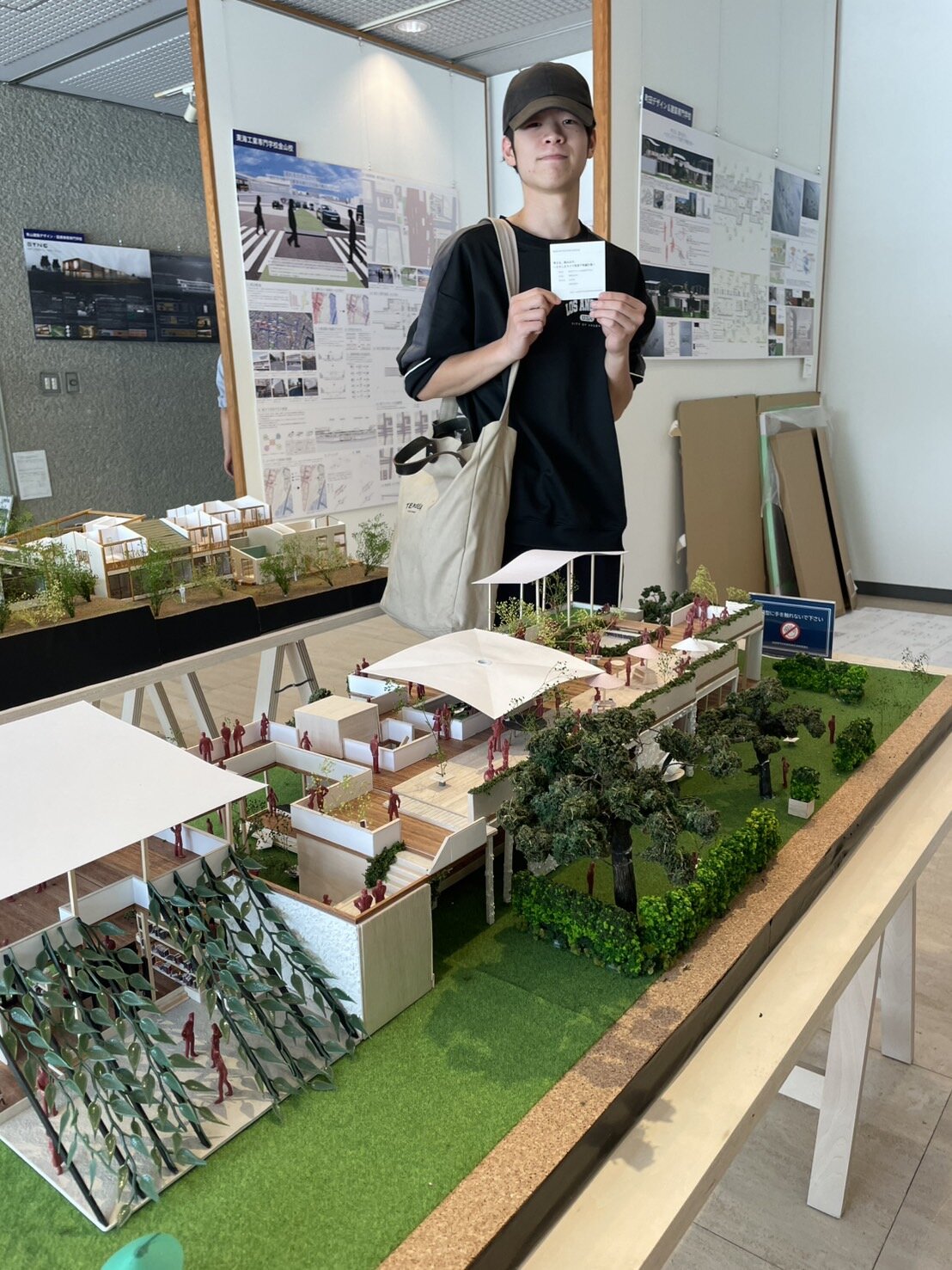 第25回専門学校卒業作品展示会|作品出展:高架下のスペースを有効活用した作品(建築会館にて展示されました。)