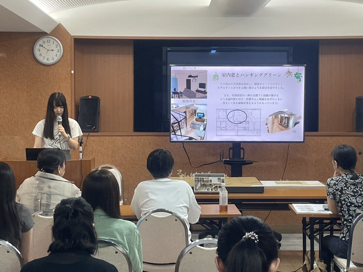 合評会:2年生|「5年後の暮らし」をテーマに制作し、プレゼンテーション